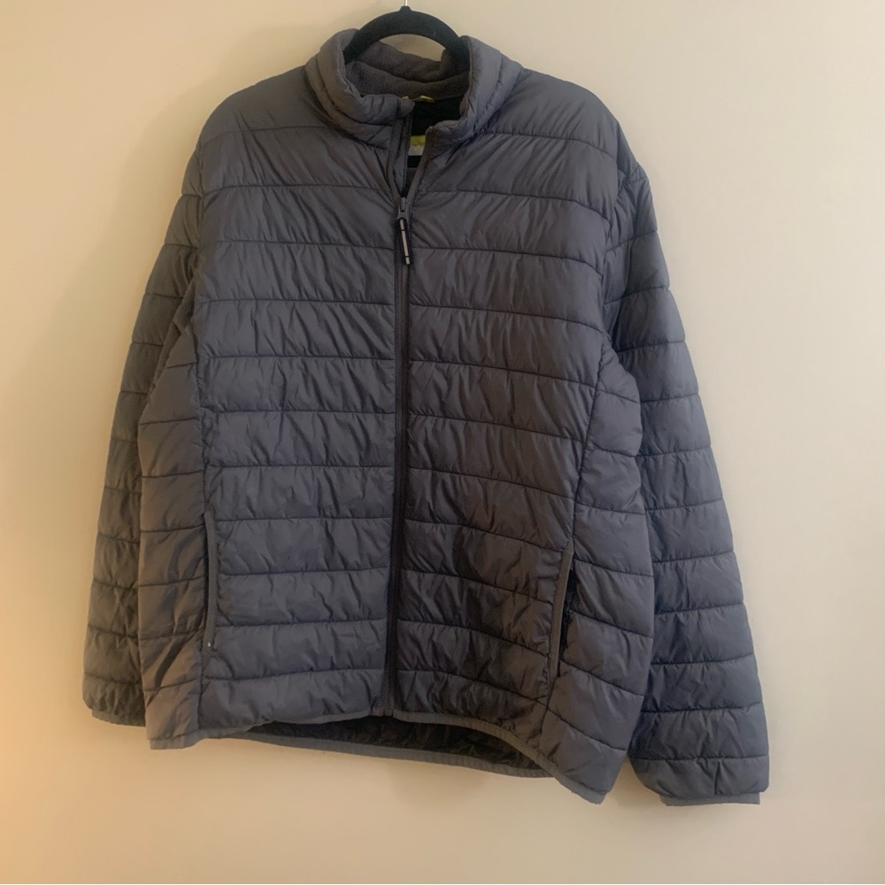 Old Navy XL men’s Gray Puffer packable *couple of tiny paint stains - Clean